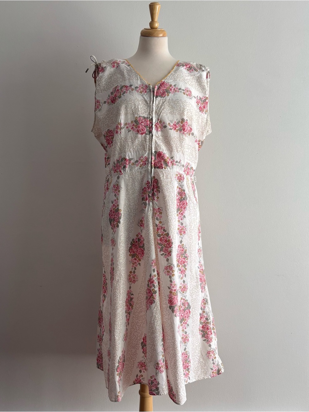 Vintage 1940s Rose Print Sleeveless House Dress / 38 waist